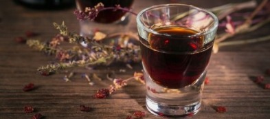 Digestivo naturale alle erbe aromatiche, la soluzione perfetta per chiudere in bellezza